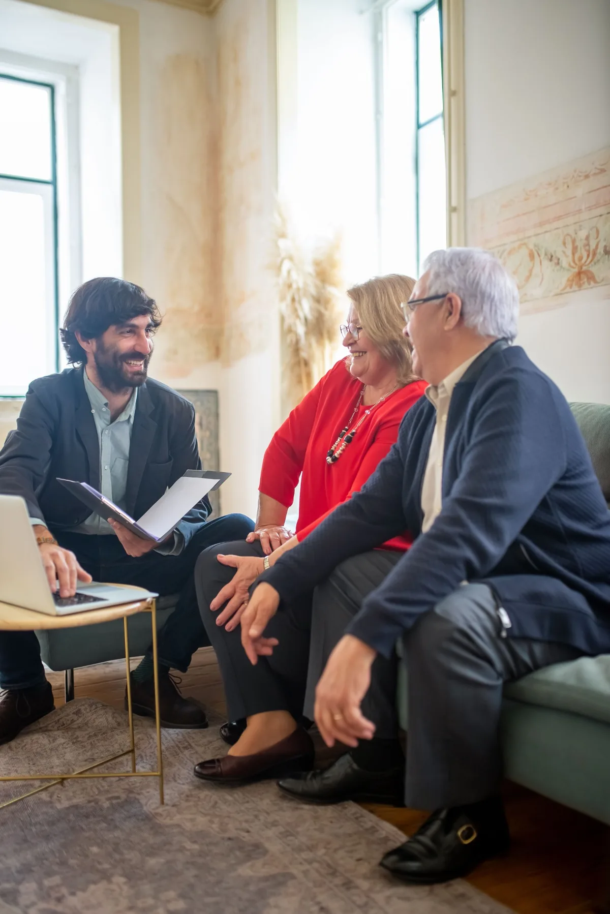 Asesor de seguros conversando con clientes